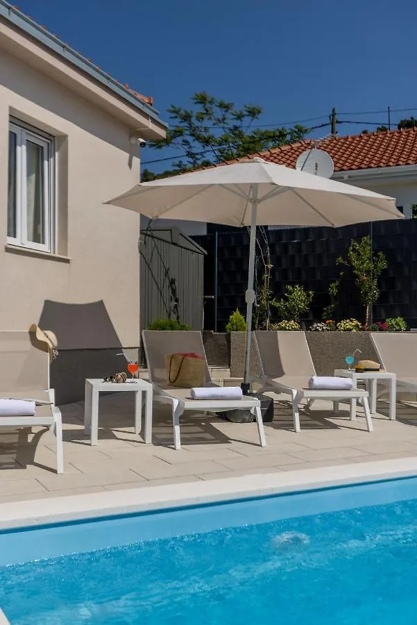 Villa Katess With Heated Pool Split