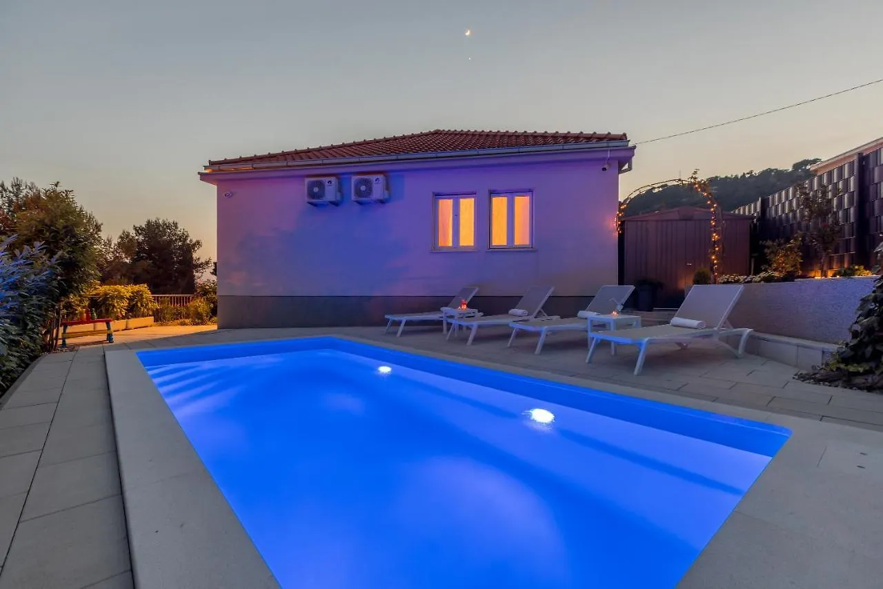 Villa Katess With Heated Pool Split