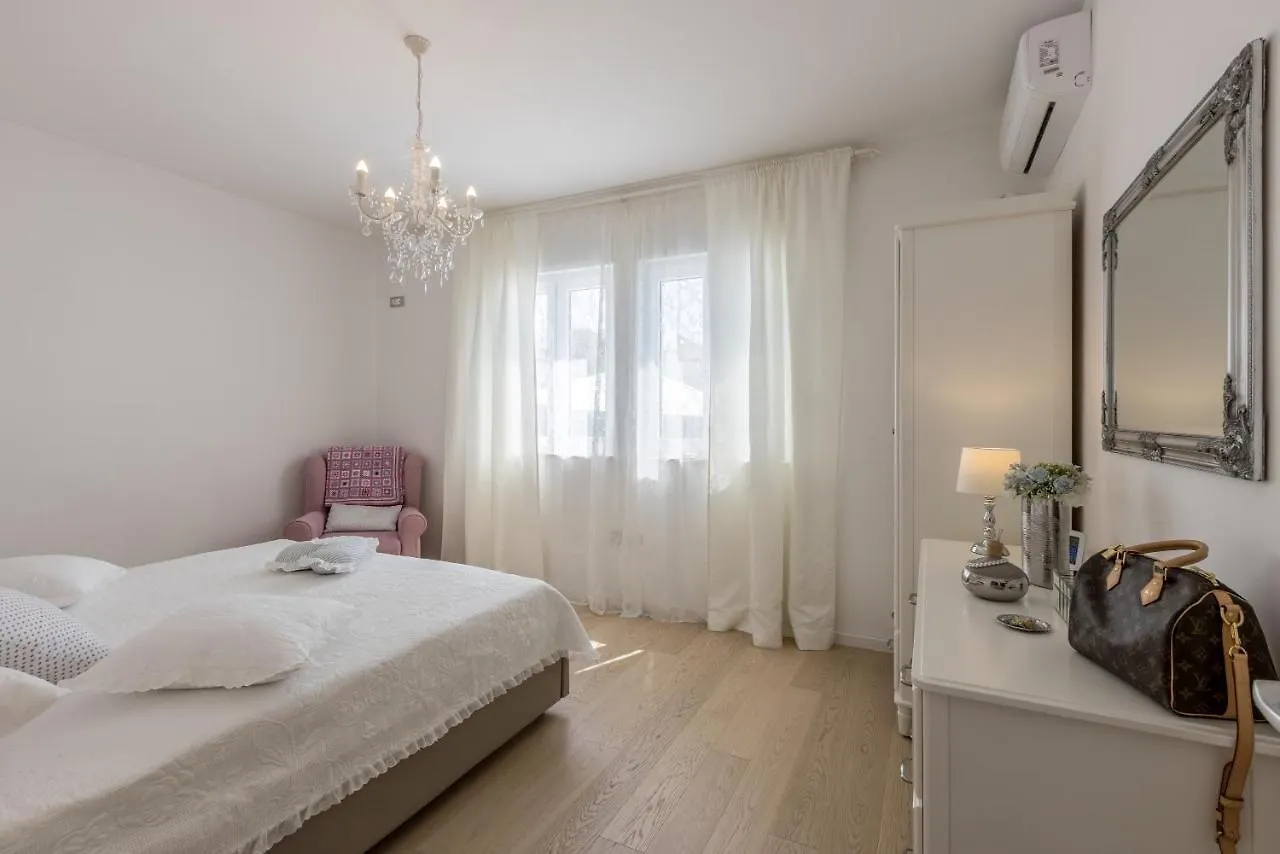 Villa Katess With Heated Pool Split