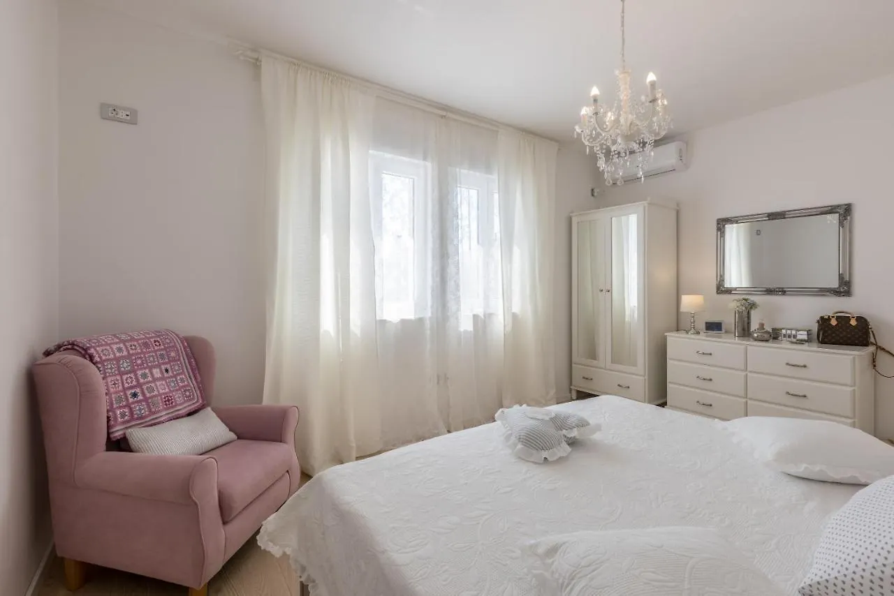 Villa Katess With Heated Pool Split