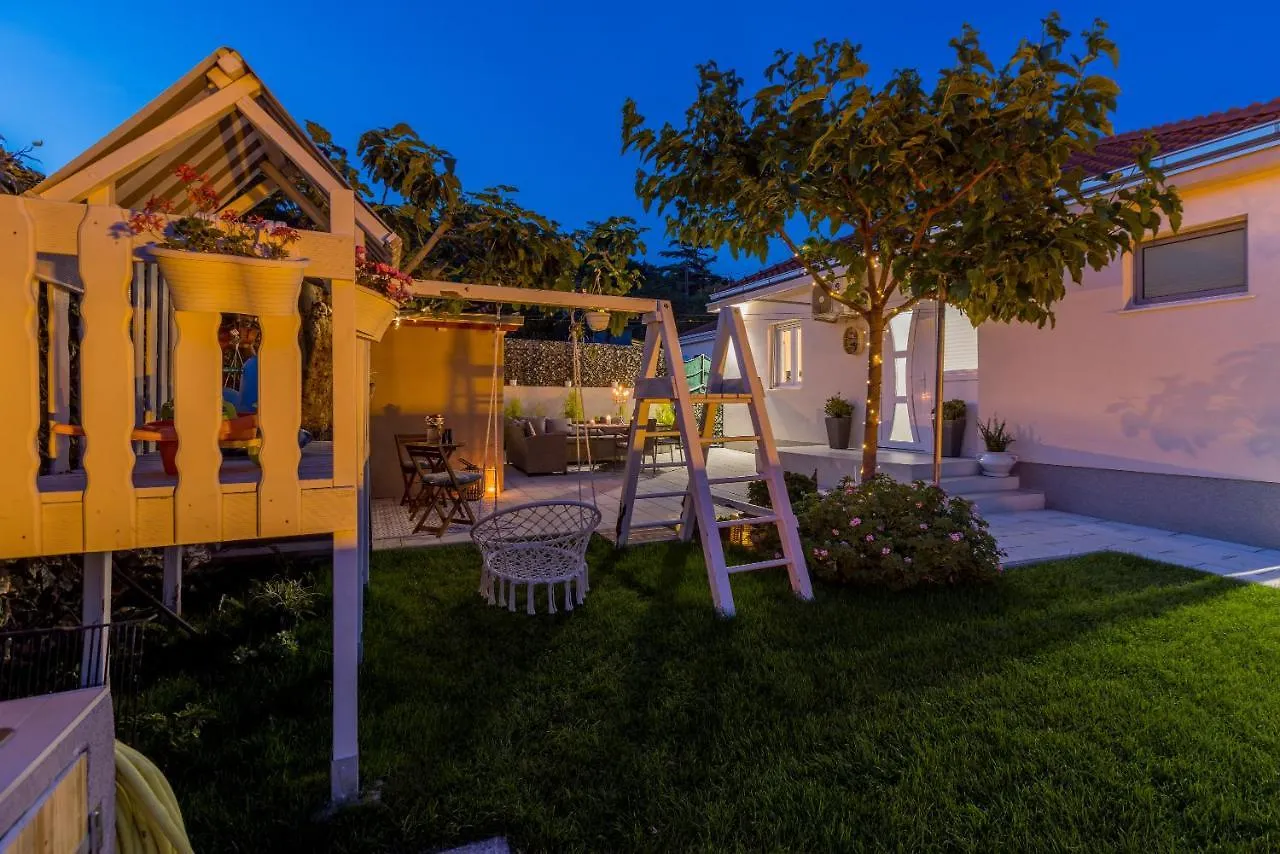 Villa Katess With Heated Pool 스플리트