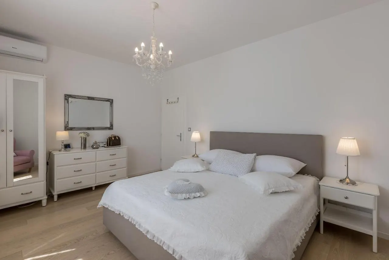 Villa Katess With Heated Pool Split